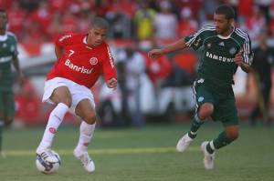 Taison infernizou a defesa verde. FOTO: LUCAS UEBEL/VIPCOMM