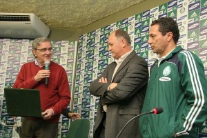 Scolari, homenageado da segunda-feira, entre Belluzzo e Luxemburgo. FOTO: Fabio Menotti