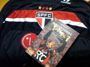 livro e camisa livro e camisa