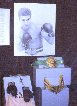 À esquerda, luvas e calção usados na luta que deu Mundial peso pena a Éder Jofre em 73. O cinturão do canto direito é do Mundial peso Galo, 1961