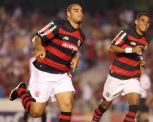 Golaço de Adriano abriu o placar no Maraca FOTO Daniel Zappe/VIPCOMM