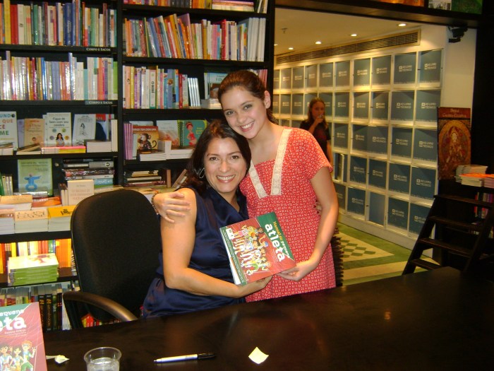 Noite de autógrafos: Rosane Araújo com a atriz Polliana Aleixo FOTO Marcia Aleixo