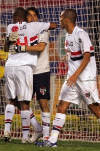 Os zagueiros tricolores têm mesmo que agradecer ao goleiro. FOTO Gaspar Nóbrega VIPCOMM