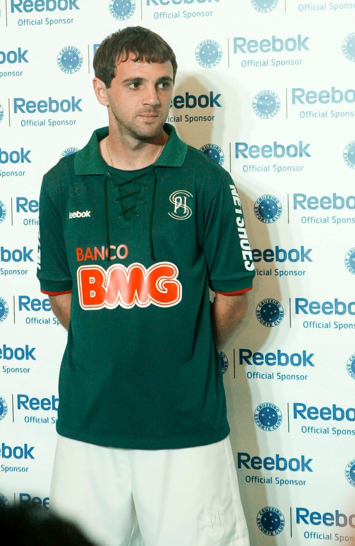 WASHINGTON ALVES Vipcomm Montillo com o uniforme 3 do Cruzeiro FOTO Washington Alves VIPCOMM