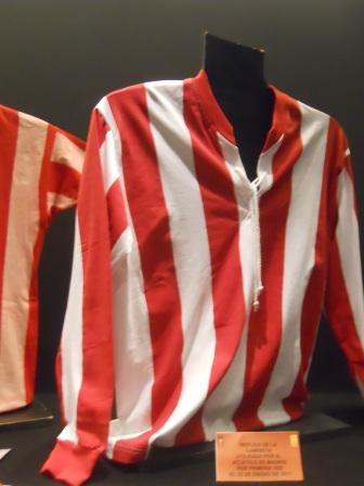 Réplica de uniforme do Atlético de Madrid de 1911