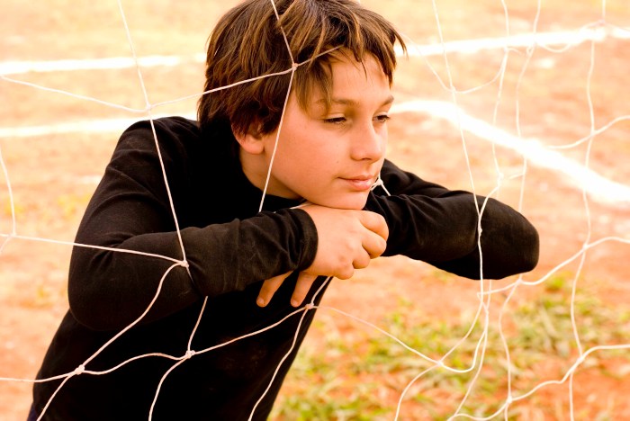 O goleiro Beto (Lucas Alexandre), em "Meninos de Kichute"