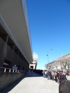 Fila para comprar ingresso, no sábado. Dando volta no quarteirão. Ao fundo, o novo estádio.