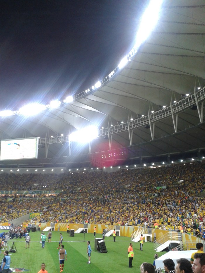 Pelo acordo, o Flu fica com o dinheiro da venda dos 43 mil lugares nas arquibancadas atrás das "metas". Mais do que muito estádio de Copa.