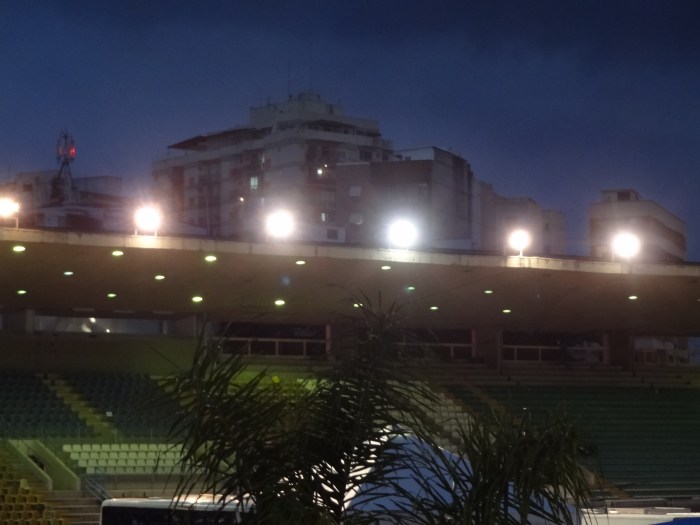 Não à privatização. Não à demolição do estádio de atletismo Célio de Barros.