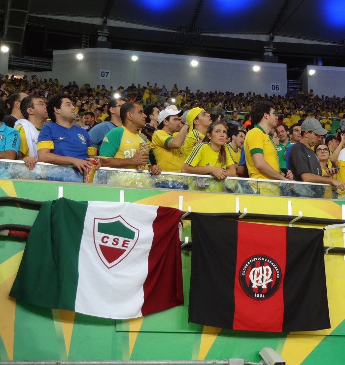 Bandeiras do CSE, de Palmeira dos Índios (AL), e do Atlético Paranaense: torcidas de todas as regiões do Brasil, presentes!