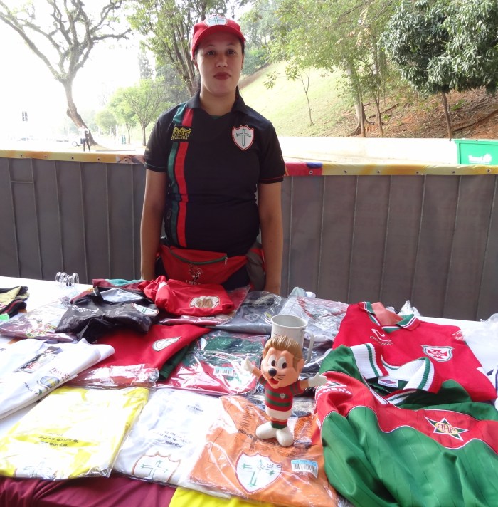 Angelita e seus mantos da Lusa. Na bancada, tinha também da Portuguesa Santista e da Portuguesa carioca.