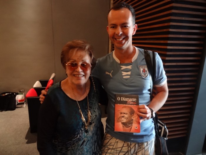 Dona Albertina Pereira dos Santos, senhora Leônidas da Silva. Que exemplo! Muito obrigado.