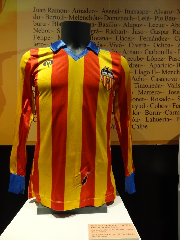 Uma camisa dos tempos de Kempres com as cores da senyera, a bandeira da Comunidade Valenciana, semelhante à da Catalunha. Muito antes da do Barça...