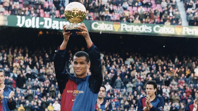 PILOTA D´OR: Bola de Ouro em catalão. 1999. com a camisa do centenário do Barça, Rivaldo ergue a Bola de Ouro. Em 5 anos de Camp Nou, 136 gols, 2 títulos de La Liga, 1 Copa do Rei e uma Supercopa da Uefa. FOTO : FCB