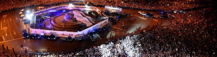 A chegada do busão Real à praça Cibeles.  http://www.realmadrid.com/pt