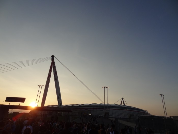 Um estádio ao cair da tarde de primavera, em Turim.