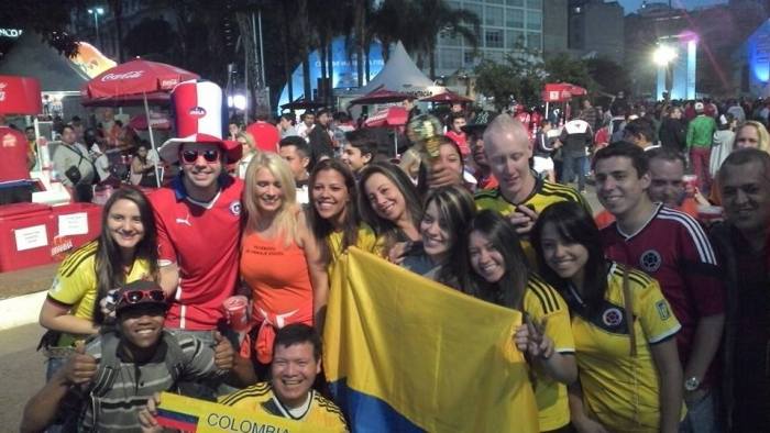 Colombianos, chilenos, holandeses, brasileiros... torcedores confraternizam em São Paulo antes da segunda decisiva.