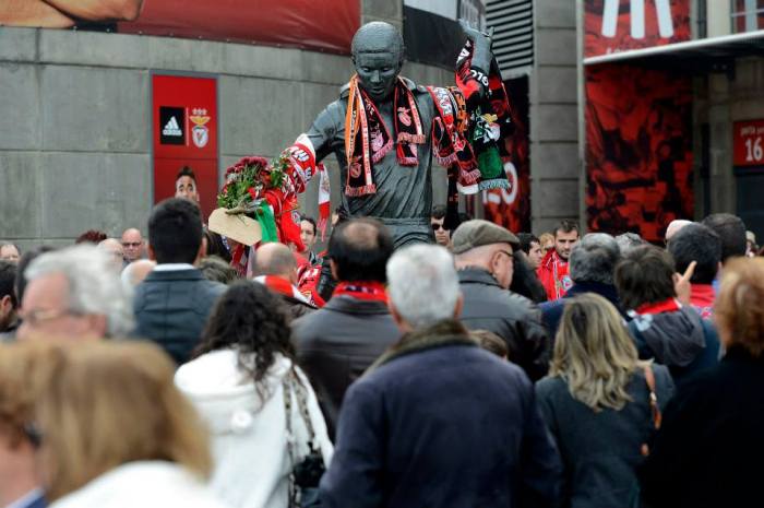 A estátua de Eusébio, coberta de cachecóis, dias depois de sua morte. FRANCISCO ROCHA https://www.facebook.com/SportLisboaBenfica