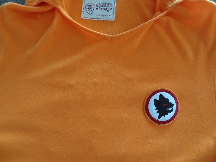 Modelo retrô inspirado pelo uniforme romanista de 1978