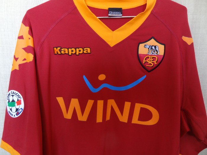 Réplica da #maglia usada em 2009-2010, tempo de Totti e De Rossi e também dos brasileiros Julio Sergio, Juan, Taddei e Julio Baptista.