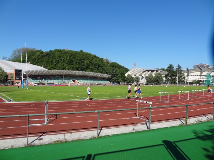 O mini estádio de atletismo. Ao fundo, o estádio de futebol de Anoeta.