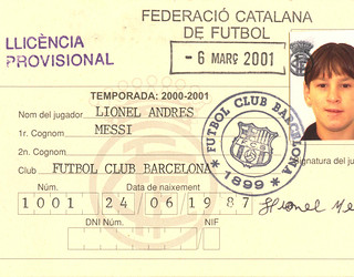 Ficha de Messi na federação catalã, em 2001, 3 anos antes da estreia na Liga: http://www.fcbarcelona.es/