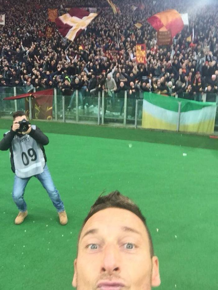 O selfie de Totti, logo depois do gol de empate no Derby Della Capitale deste domingo