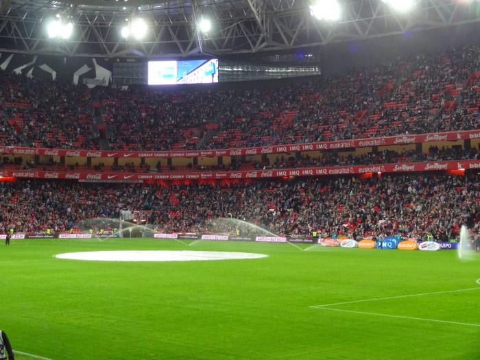 Gramado bem regado antes e no meio da partida