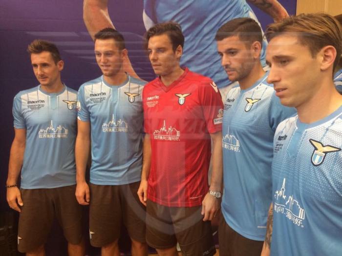 Traje especial para a Supercoppa: na foto, Miroslav Klose, Stefan de Vrij, Federico Marchetti, Filip Djordjevic e Lucas Biglia.