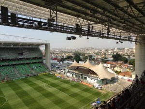 Arena com um gol sem torcida atrás: um visual sui generis, no Horto.