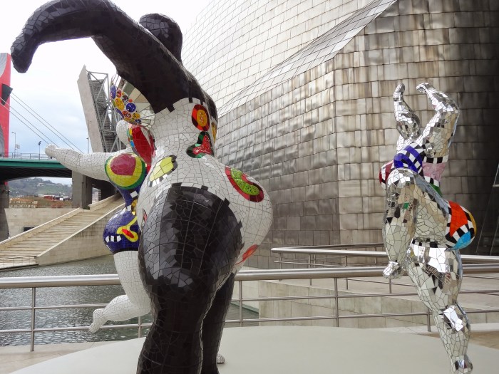 As gigantescas Nenas da artista Niki de Saint Phalle me tiraram pra dançar ...