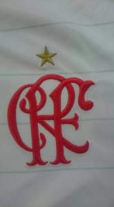 Escudo retrô do Flamengo, usado de 1895 a 1944, na nova camisa 2.