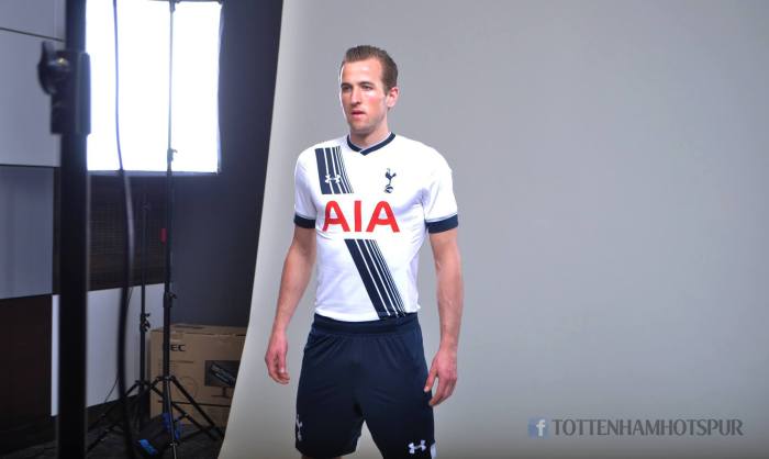 A novidade na camisa 1 dos Spurs pra 2015-16 é a faixa diagonal. Under Armour.