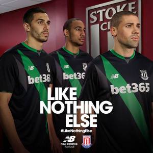 Away kit: segunda camisa do Stoke City 2015-16. NB.