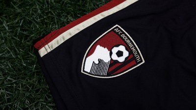 Detalhe do escudo dos cherries, caçulinhas da rica Premier League