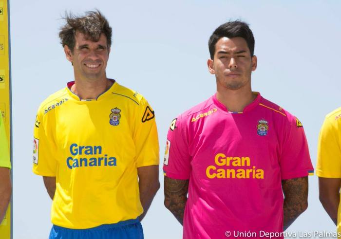 facebook.com/udlaspalmasoficial: Valerón com a camisa titular da equipe de Las Palmas