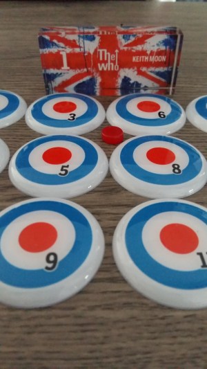 Nas baquetas e agora também fechando o gol do The Who FC, o eterno Keith Moon!