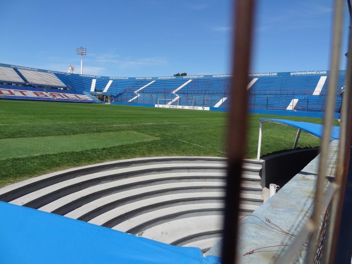 Grande Alçapão Central: acesso dos jogadores ao campo, entre os bancos de reservas.