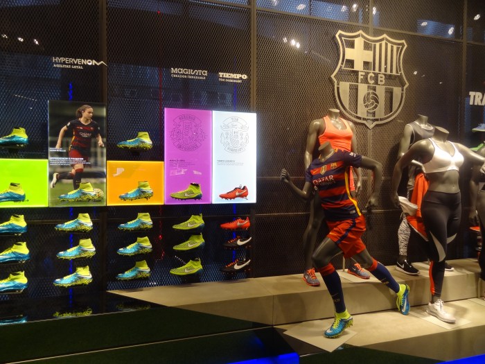 Seção de futebol feminino na loja do Barça
