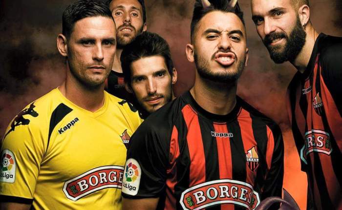 Rock in Reus: os cartazes para promover as partidas do CF Reus Deportiu, na segunda liga&nbsp;espanhola.