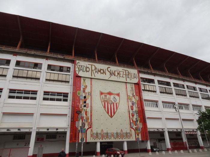 A fachada em maio de 2016, antes dos dois painéis de lona ao lado do mosaico de Santiago del Campo.